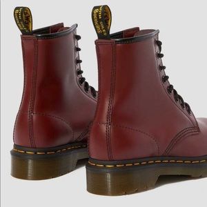 Dr. Martens 1460 Smooth Leather Lace Up like new!!